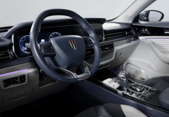 Подержанный автомобиль Hongqi HS5 2024 года (14 фото)