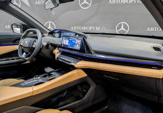 Подержанный автомобиль Changan UNI-V 2023 года (11 фото)