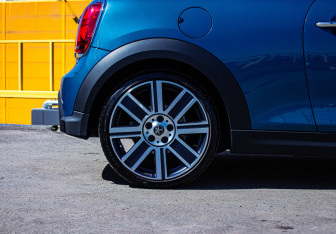 Подержанный автомобиль MINI Hatch 2021 года (13 фото)