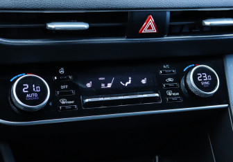 Подержанный автомобиль Hyundai Sonata 2021 года (16 фото)