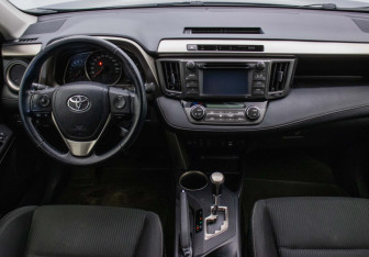 Подержанный автомобиль Toyota RAV4 2015 года (13 фото)