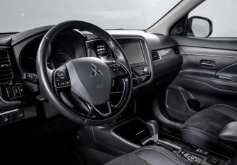 Подержанный автомобиль Mitsubishi Outlander 2021 года (14 фото)