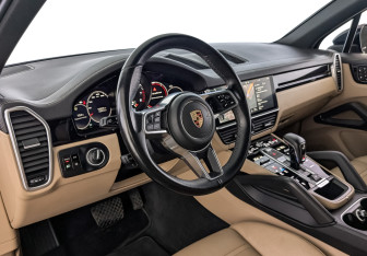 Подержанный автомобиль Porsche Cayenne 2018 года (15 фото)