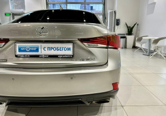Подержанный автомобиль Lexus IS Sedan 2020 года (9 фото)