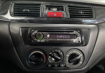 Подержанный автомобиль Mitsubishi Lancer Sedan 2003 года (13 фото)