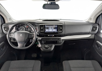 Подержанный автомобиль Peugeot Traveller 2021 года (15 фото)