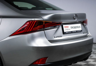 Подержанный автомобиль Lexus IS Sedan 2018 года (16 фото)