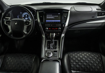 Подержанный автомобиль Mitsubishi Montero Sport 2022 года (12 фото)