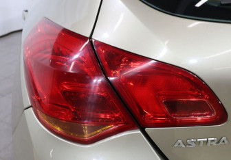 Подержанный автомобиль Opel Astra Hatchback 2011 года (24 фото)