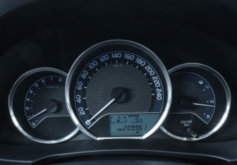 Подержанный автомобиль Toyota Corolla Sedan 2013 года (11 фото)