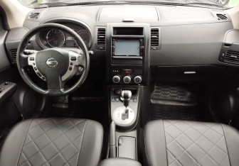 Подержанный автомобиль Nissan X-Trail 2011 года (9 фото)