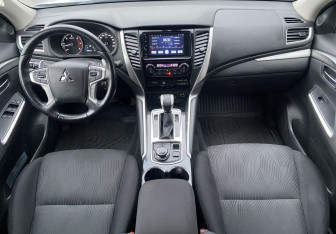 Подержанный автомобиль Mitsubishi Pajero Sport 2018 года (10 фото)
