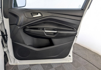 Подержанный автомобиль Ford Kuga 2017 года (24 фото)