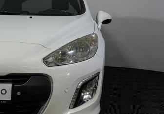 Подержанный автомобиль Peugeot 308 Hatchback 2012 года (15 фото)