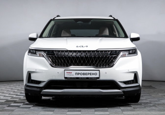 Подержанный автомобиль Kia Carnival 2023 года (2 фото)