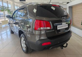 Подержанный автомобиль Kia Sorento 2011 года (7 фото)
