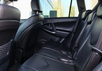 Подержанный автомобиль Toyota RAV4 2010 года (8 фото)