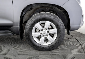 Подержанный автомобиль Toyota Land Cruiser Prado 2016 года (18 фото)