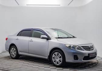 Подержанный автомобиль Toyota Corolla Sedan 2011 года (7 фото)