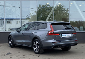 Подержанный автомобиль Volvo V60 Cross Country 2021 года (7 фото)