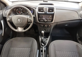 Подержанный автомобиль Renault Logan Sedan 2017 года (9 фото)