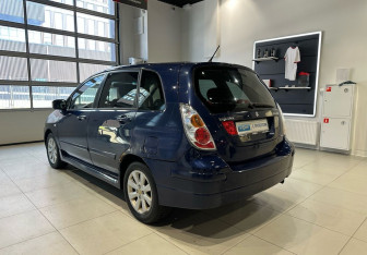 Подержанный автомобиль Suzuki Liana Wagon 2005 года (6 фото)