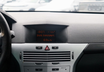 Подержанный автомобиль Opel Astra Sedan 2010 года (15 фото)