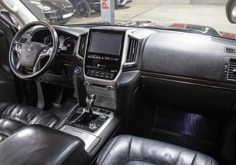 Подержанный автомобиль Toyota Land Cruiser Suv 2016 года (11 фото)