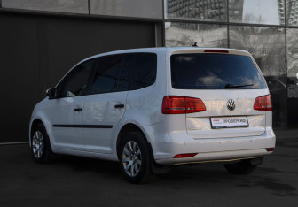 Подержанный автомобиль Volkswagen Touran 2011 года (7 фото)
