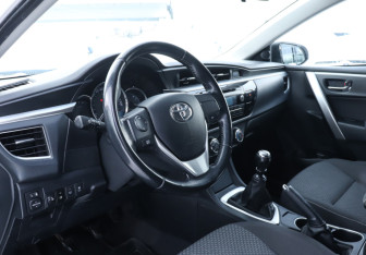 Подержанный автомобиль Toyota Corolla Sedan 2013 года (13 фото)