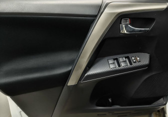 Подержанный автомобиль Toyota RAV4 2015 года (14 фото)