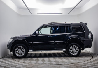 Подержанный автомобиль Mitsubishi Pajero 2017 года (8 фото)
