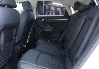 Подержанный автомобиль Audi Q3 2022 года (10 фото)