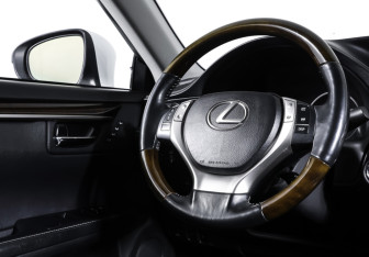 Подержанный автомобиль Lexus ES 2014 года (13 фото)