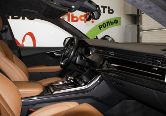 Подержанный автомобиль Audi Q8 2019 года (30 фото)