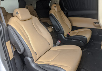 Подержанный автомобиль Kia Carnival 2021 года (12 фото)