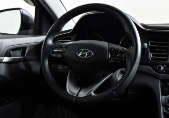 Подержанный автомобиль Hyundai Elantra Sedan 2019 года (11 фото)