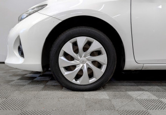 Подержанный автомобиль Toyota Auris Hatchback 2013 года (18 фото)