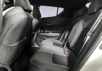 Подержанный автомобиль Toyota C-HR 2020 года (10 фото)