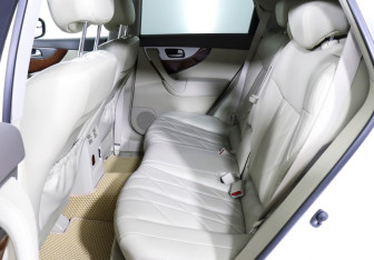 Подержанный автомобиль Infiniti QX70 2015 года (12 фото)