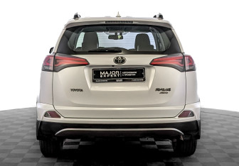 Подержанный автомобиль Toyota RAV4 2017 года (6 фото)