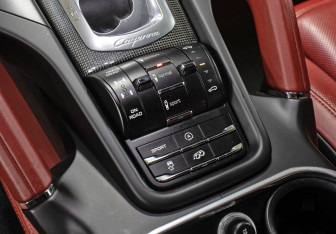 Подержанный автомобиль Porsche Cayenne 2014 года (17 фото)