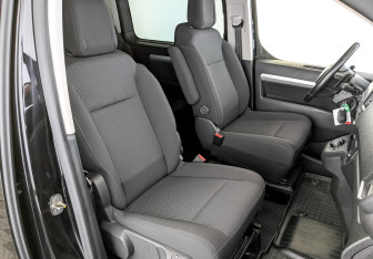 Подержанный автомобиль Peugeot Traveller 2022 года (23 фото)