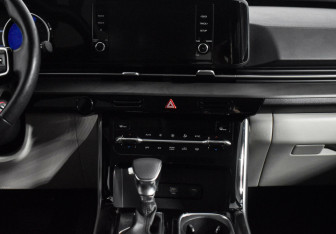Подержанный автомобиль Kia Carnival 2021 года (11 фото)