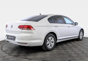 Подержанный автомобиль Volkswagen Passat Sedan 2018 года (5 фото)
