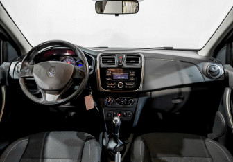 Подержанный автомобиль Renault Sandero 2016 года (14 фото)