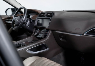 Подержанный автомобиль Jaguar F-Pace 2016 года (9 фото)