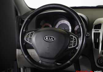 Подержанный автомобиль Kia Ceed Hatchback 2008 года (13 фото)