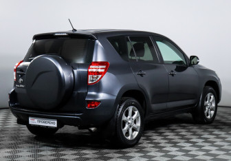 Подержанный автомобиль Toyota RAV4 2011 года (5 фото)