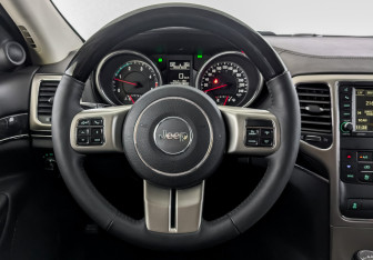 Подержанный автомобиль Jeep Grand Cherokee 2012 года (22 фото)